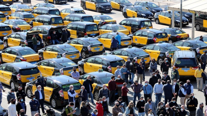 L'assemblea d'Élite Taxi a l'exterior de l'estació de Sants contra el retorn d'Uber.