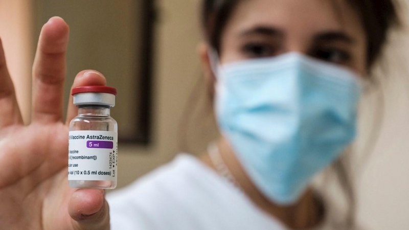 Los sanitarios se preparan para administrar la vacuna AstraZeneca en el Hospital de Can Misses de Ibiza.