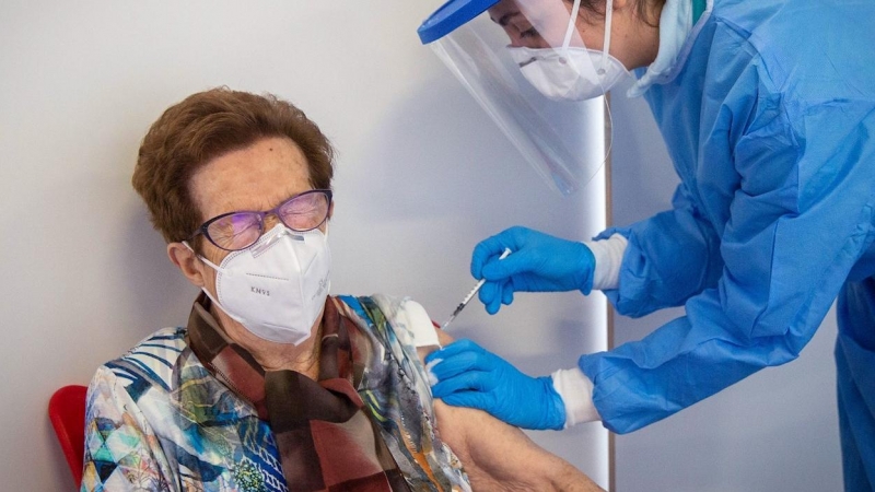 Una mujer se vacuna en el vestíbulo del Palacio de los Deportes de Logroño, La Rioja este lunes donde ha arrancado la campaña de vacunación frente al covid-19 para la población de más edad con los mayores de 95 años, quienes han recibido su primera dosis