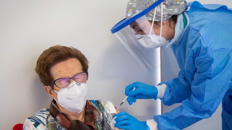 Una mujer se vacuna en el vestíbulo del Palacio de los Deportes de Logroño, La Rioja este lunes donde ha arrancado la campaña de vacunación frente al covid-19 para la población de más edad con los mayores de 95 años, quienes han recibido su primera dosis