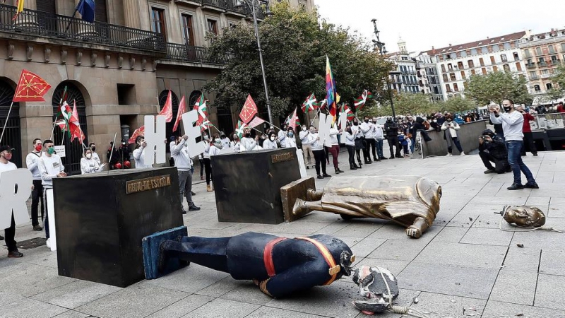 Acto de Sortu con las estatuas decapitadas sobre el suelo.