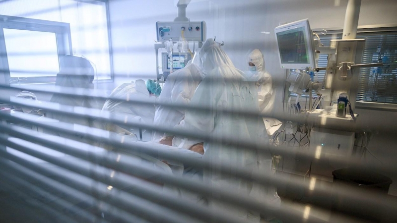 En la imagen, personal sanitario del Hospital Universitario Marqués de Valdecilla de Santander atiende a enfermos con coronavirus en una de las UCI-Covid del hospital cántabro el 4 de febrero de 2021