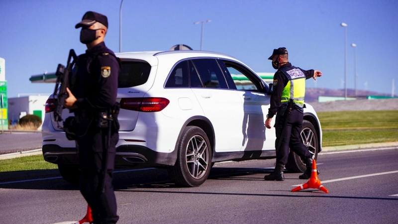 Agentes del cuerpo de Policía Nacional realizan un control en una autovía durante un cierre perimetral.