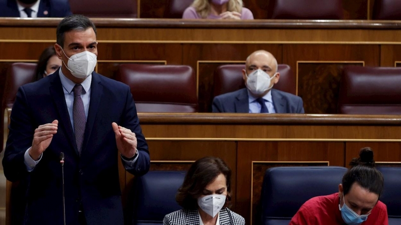 17/03/2021.- El presidente del Gobierno, Pedro Sánchez (i), responde al líder popular Pablo Casado (no aparece) en presencia de su vicepresidenta primera, Carmen Calvo, y del todavía vicepresidente segundo, Pablo Iglesias, durante una nueva sesión de cont