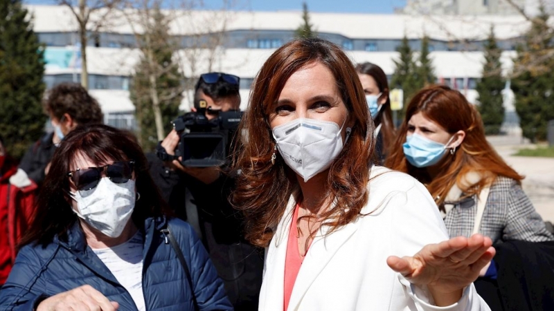 17/03/2021.- La candidata de Más Madrid a las elecciones, Mónica García, conversa con vecinos del barrio del Ensanche de Vallecas.