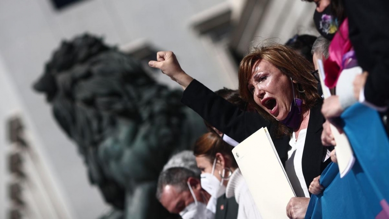 17/03/2021.- La presidenta de la Federación Plataforma Trans, Mar Cambrollé, levanta el brazo en una rueda de prensa de colectivos trans tras registrar una ley en el Congreso de los Diputados, en Madrid, (España). Eduardo Parra / Europa Press