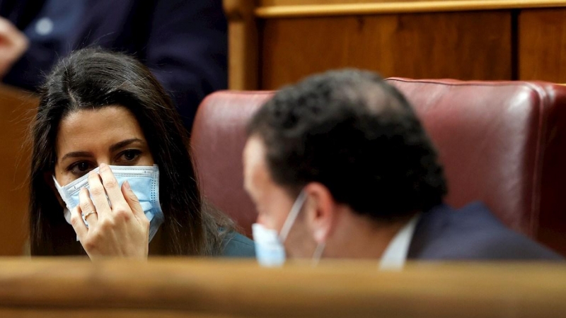 La líder de Ciudadanos, Inés Arrimadas, conversa con su portavoz parlamentario, Edmundo Bal, durante una nueva sesión de control al Gobierno, este miércoles 17 de marzo.