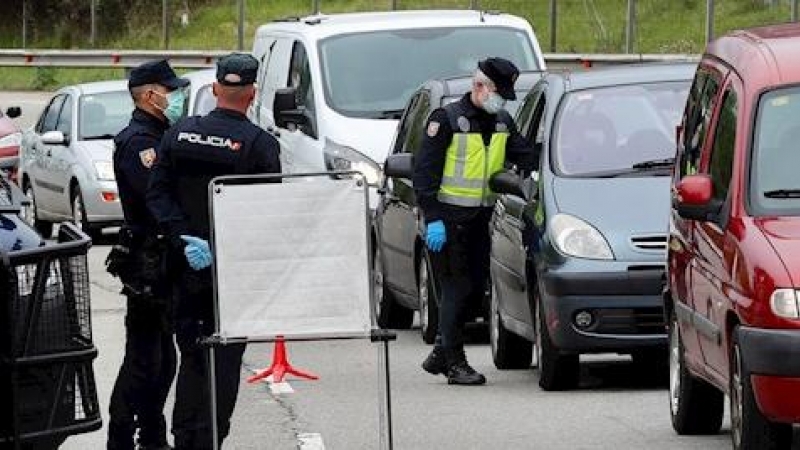 Control de Policía para vigilar las limitaciones que impone el estado de alarma. Foto de archivo.