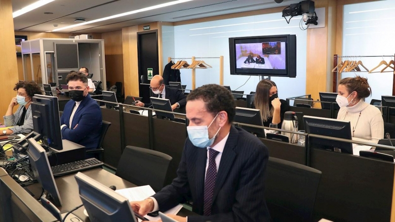 El portavoz adjunto de Cs, Edmundo Bal (d), y el portavoz de ERC en el Congreso, Gabriel Rufián (2d), durante la comparecencia por videoconferencia del extesorero del PP Luis Bárcenas en la Comisión de Investigación de 'Kitchen' en el Congreso.