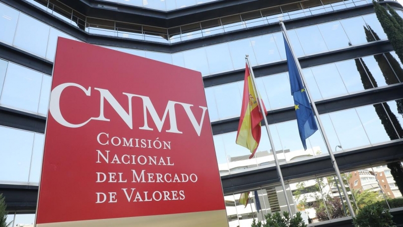 Cartel a la entrada del edificio de la Comisión Nacional del Mercado de Valores (CNMV) en Madrid. E.P./Marta Fernández