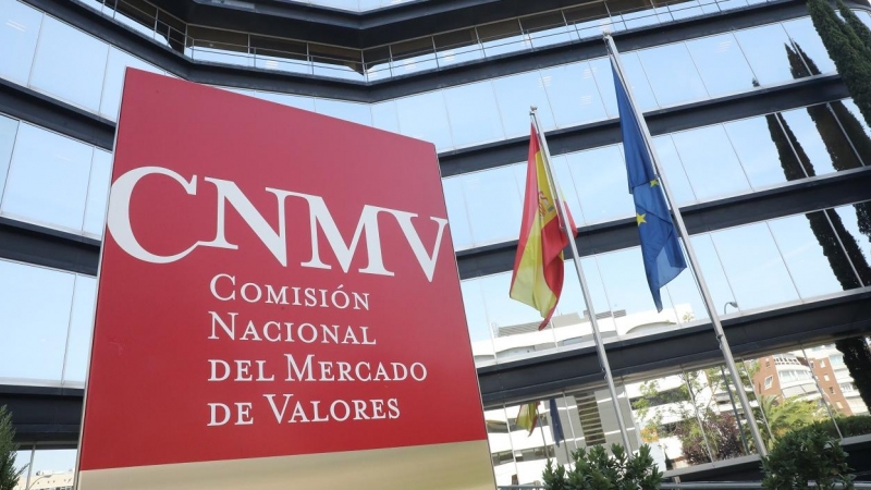 Cartel a la entrada del edificio de la Comisión Nacional del Mercado de Valores (CNMV) en Madrid. E.P./Marta Fernández