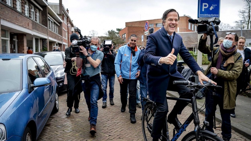 El líder del partido liberal VVD, Mark Rutte, tras ejercer su derecho al voto en un colegio electoral de la Haya.