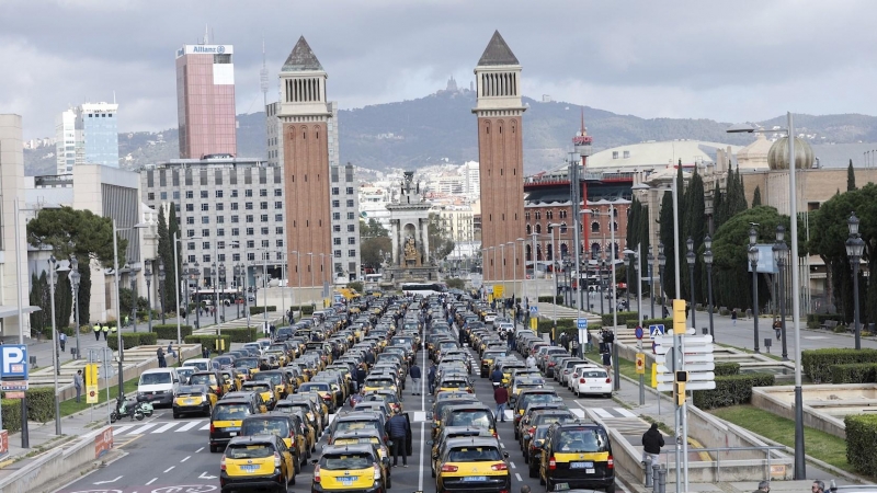 Protesta de taxistas en Barcelona por el retorno de Uber