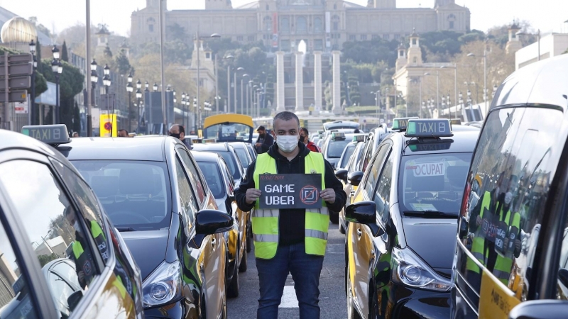El portavoz de Elite Taxi, Tito Álvarez, posa para los medios de comunicación antes de que los taxistas de Barcelona inicien una marcha lenta por el centro de la ciudad.