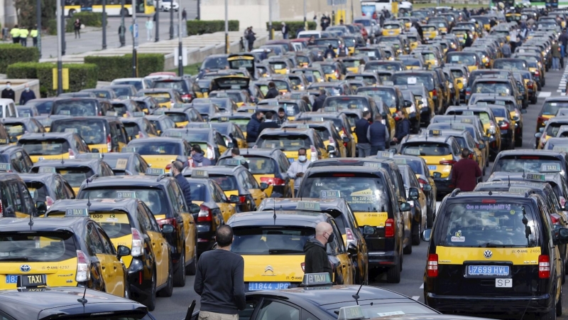 Decenas de taxistas de Barcelona realizan una marcha lenta por el centro de la ciudad en protesta por el retorno de Uber.