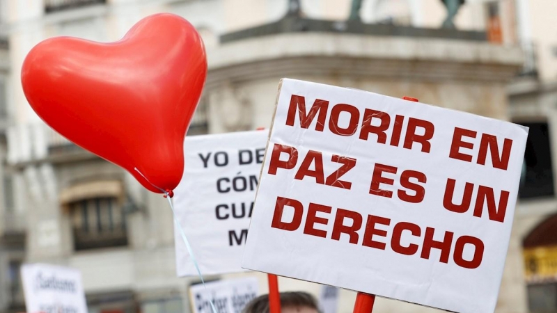 18/03/2021.- Miembros de la asociación Derecho a Morir Dignamente se concentran en la Puerta del Sol a favor de la aprobación de la ley de eutanasia este jueves en el Congreso. EFE/ Chema Moya