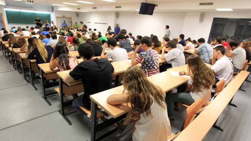 Fotografía de archivo de alumnos durante un examen en un aula de universidad.