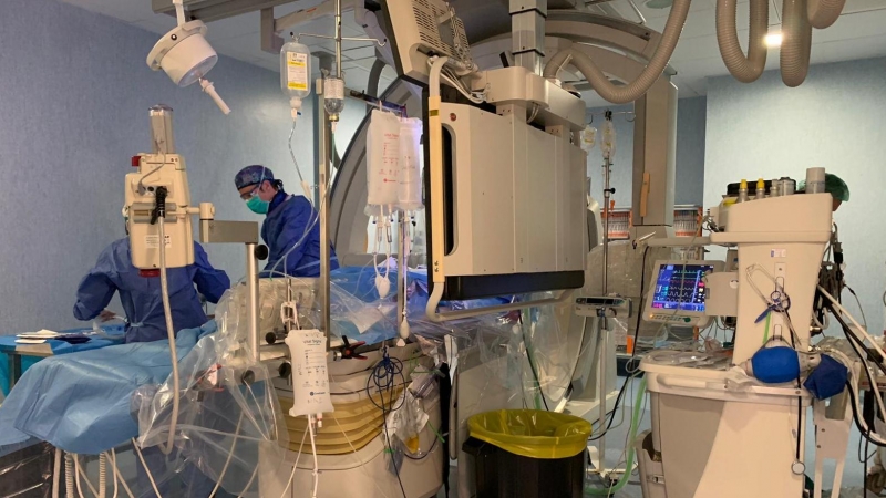 La sala de radiologia intervencionista durant la realització d'una trombectomia mecànica a un pacient que havia patit un ictus isquèmic.