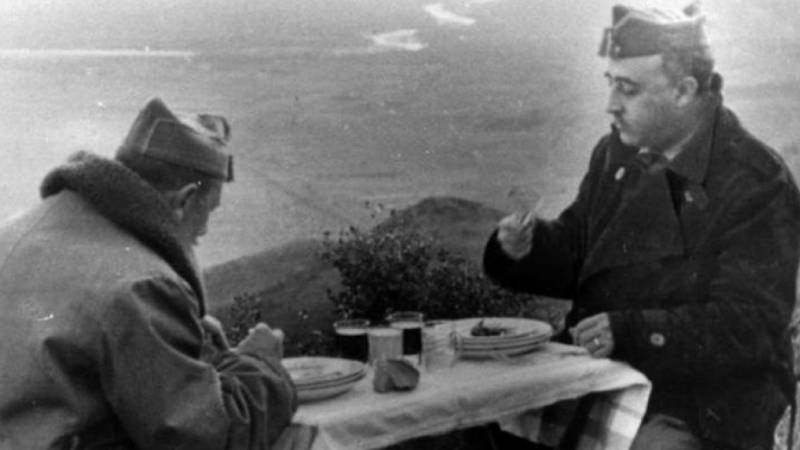 Imagen de archivo del general Franco almorzando con el general Dávila durante la Guerra Civil. - EFE