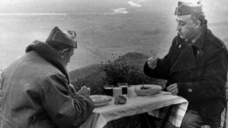 Imagen de archivo del general Franco almorzando con el general Dávila durante la Guerra Civil. - EFE