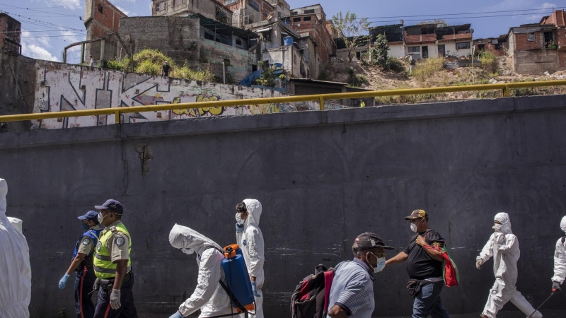 Varias personas pasean con EPI por la calle. - Óscar B. Castillo