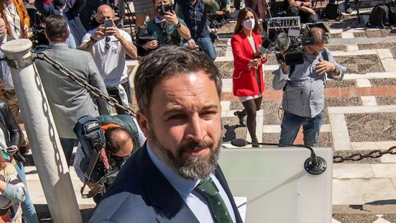 El presidente de Vox, Santiago Abascal, en la rueda de prensa convocada este miércoles en la Plaza Nueva de Sevilla.