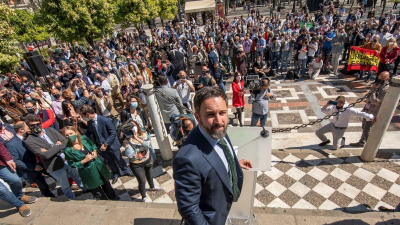 El presidente de Vox, Santiago Abascal, en la rueda de prensa convocada este miércoles en la Plaza Nueva de Sevilla.