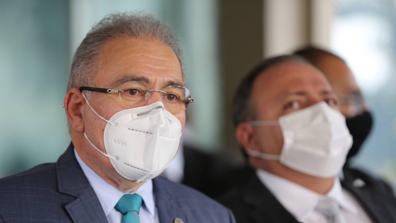 Marcelo Queiroga (izq) es el cuarto ministro de sanidad que gestionará la pandemia en Brasil. Sucede en el cargo al general Eduardo Pazuello (dcha). FÁBIO RODRIGUES POZZEBOM/ AGÊNCIA-BRASIL.