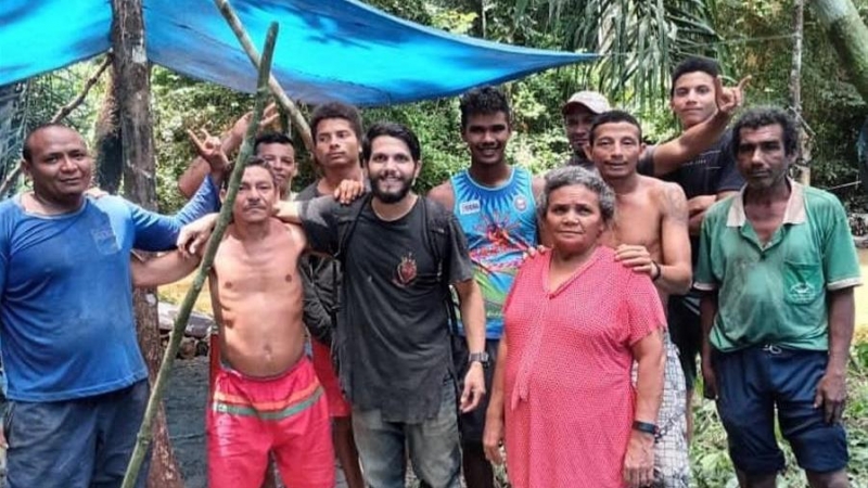 otografía de archivo personal cedida por el piloto Antonio Sena (c), quien posa junto a un grupo de recolectores de castañas en la selva amazónica, en el estado Pará (Brasil).