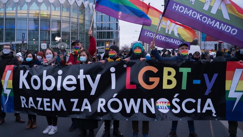 “Mujeres y LGBT juntos por la igualdad” pone en la pancarte de la protesta en Varsovia, en noviembre de 2020.