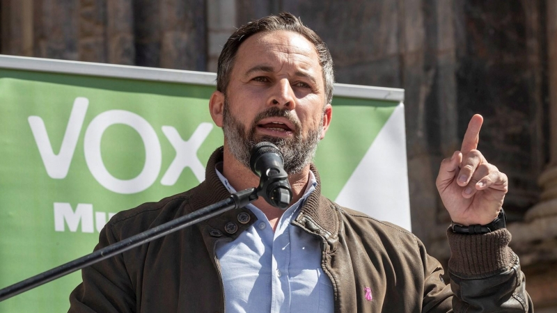 El líder de Vox, Santiago Abascal (2i), comparece ante la prensa este jueves en Murcia. Abascal ha afirmado que la moción de censura en Murcia es 'incomprensible e antinacional' y ha acusado al PP de irresponsable por no disolver ayer la Asamblea Regional