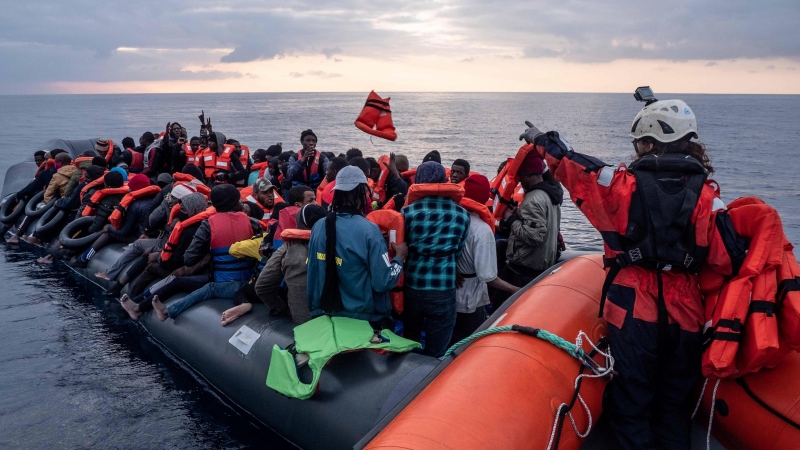 Imagen de archivo del barco alemán Sea-Watch en una operación de rescate de personas migrantes en el Mediterráneo. - Reuters