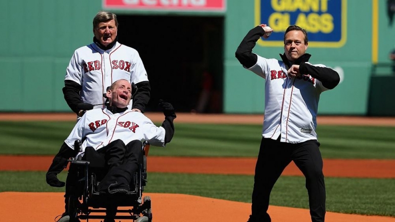 Rick y Dick Hoyt en la presentación de un partido de baseball.