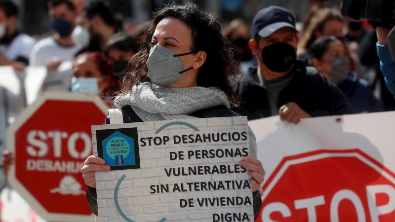 Diferentes organizaciones se han concentrado en la Plaza el Ayuntamiento de Valencia para exigir una Ley que Garantice el Derecho a la Vivienda.