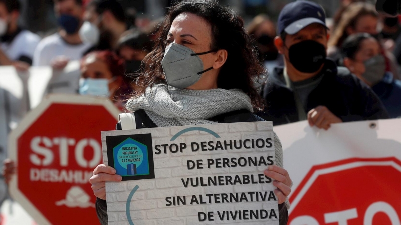 Diferentes organizaciones se han concentrado en la Plaza el Ayuntamiento de Valencia para exigir una Ley que Garantice el Derecho a la Vivienda.