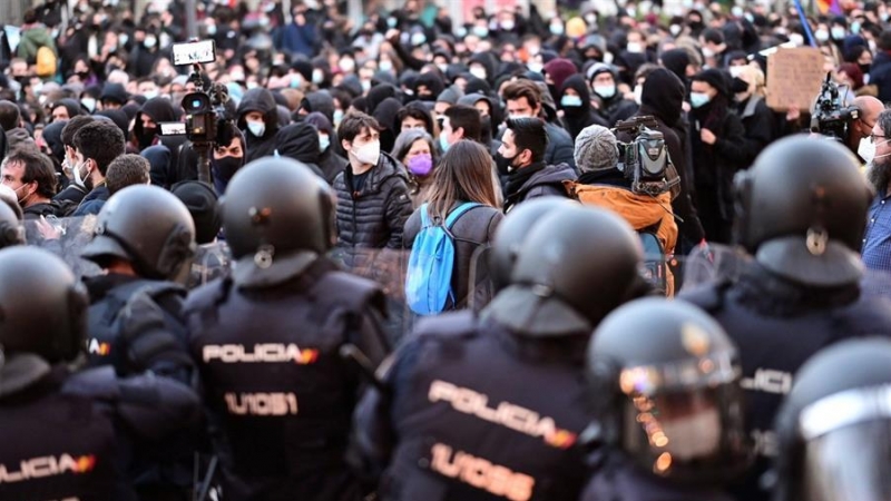 Efectivos policiales vigilan la manifestación para pedir la libertad del rapero Pablo Hasél, encarcelado por enaltecimiento de terrorismo, este sábado en Madrid.