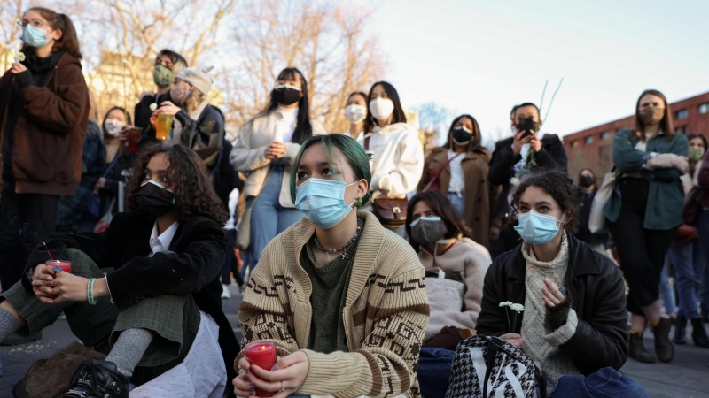 Varias personas se reúnen en Nueva York para mostrar su apoyo a las víctimas del reciente tiroteo ocurrido en Atlanta (Georgia). - Reuters