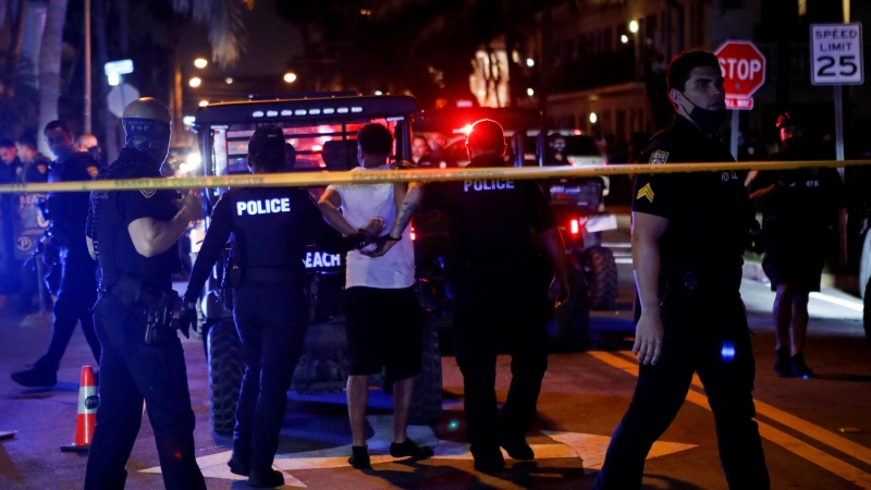 Agentes de la Policía detienen a un hombre por no cumplir el toque de queda impuesto, en Miami Beach. - Reuters