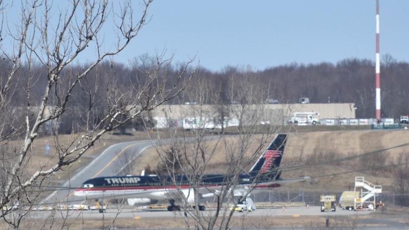 Fotografía de un avión del expresidente estadounidense Donald Trump hoy, en el aeropuerto de Stewart, Nueva York (EE.UU.). El Boeing 757 con el que el expresidente Donald Trump hizo campaña durante las elecciones de 2016 y que era apodado el “Trump Force