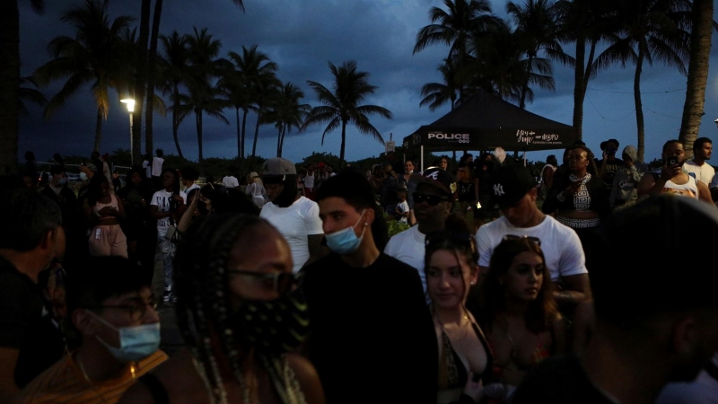 Cientos de turistas se agolpan en Miami Beach.