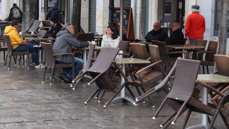 Algunes terrasses de la Rambla de Girona a mig matí amb gent esmorzant i fent el cafè.