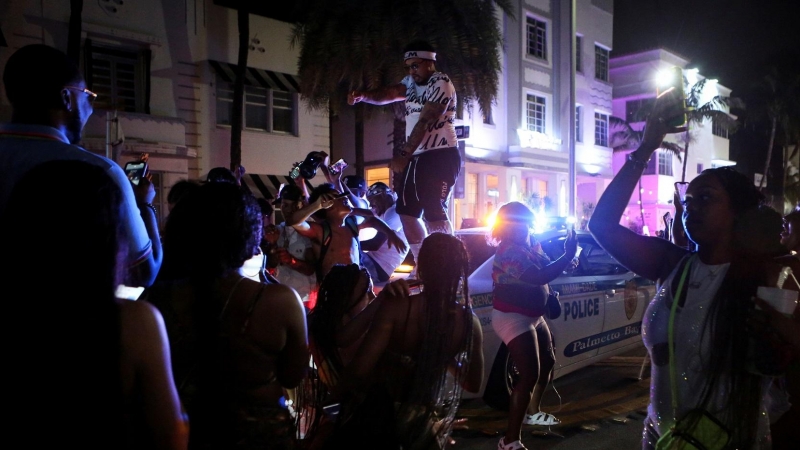 Cientos de turistas se agolpan en Miami Beach.