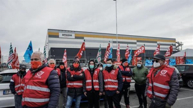 Los trabajadores de Amazon asisten a una huelga frente al centro logístico de Amazon de Brandizzo en Turín, Italia, el 22 de marzo de 2021.