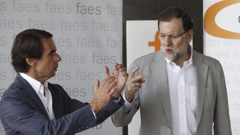 Los expresidentes del Gobierno José María Aznar y Mariano Rajoy en una fotografía de archivo.