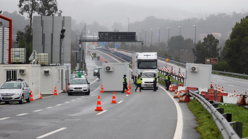 Control policial en la frontera del Puente Internacional Tui-Valença, en Pontevedra, Galicia, a 31 de enero de 2021.