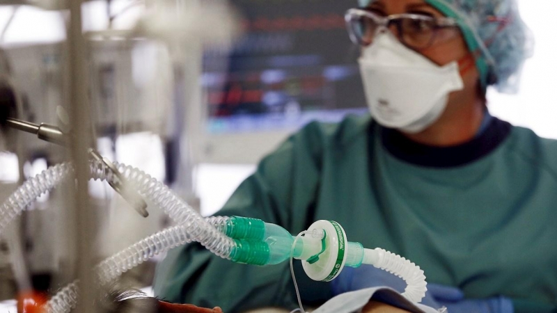 Personal sanitario trabaja en la UCI de la Clínica Universidad de Navarra.