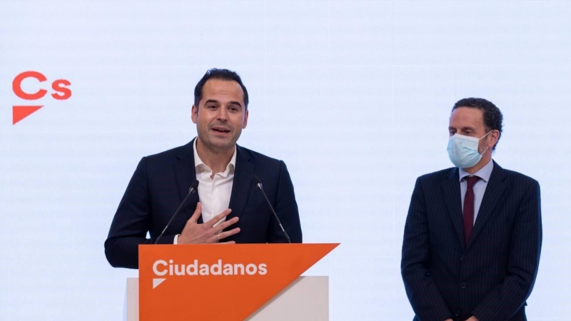 El exvicepresidente de la Comunidad de Madrid, Ignacio Aguado (i), y el portavoz de Ciudadanos en el Congreso, Edmundo Bal, durante una comparecencia en la sede de Ciudadanos a 18 de marzo de 2021.