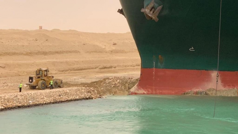 El  buque portacontenedores que fue golpeado por una fuerte racha de viento y encalló en el Canal de Suez.