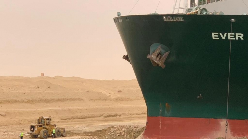 El  buque portacontenedores que fue golpeado por una fuerte racha de viento y encalló en el Canal de Suez.