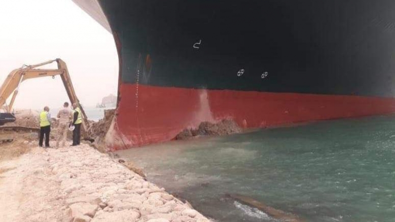 El buque portacontenedores que fue golpeado por una fuerte racha de viento y encalló en el Canal de Suez.